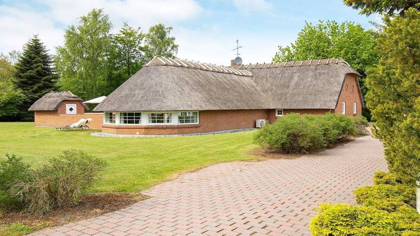 Hus för 12 Personer, med pool samt bubbelpool och bastu och terass i Danmark