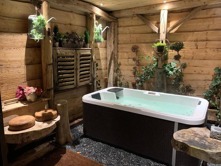 Cottage pour 2 personnes, avec jacuzzi ainsi que sauna et balcon à Érezée