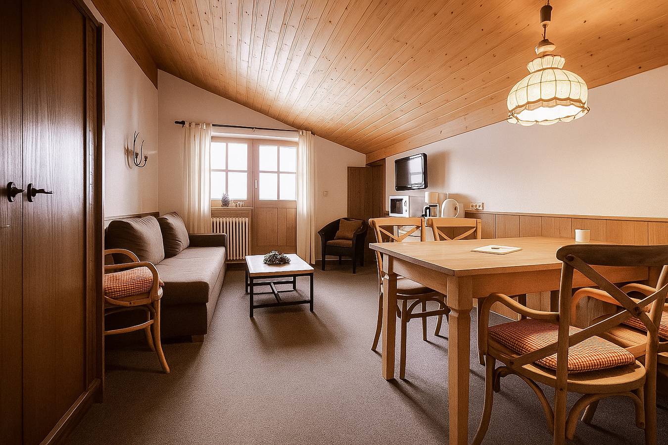 Ganze Ferienwohnung, Alpenchalet - Dachgeschoß-Apartment mit Süd-Balkon und Bergblick in Reit im Winkl, Bayerische Alpen
