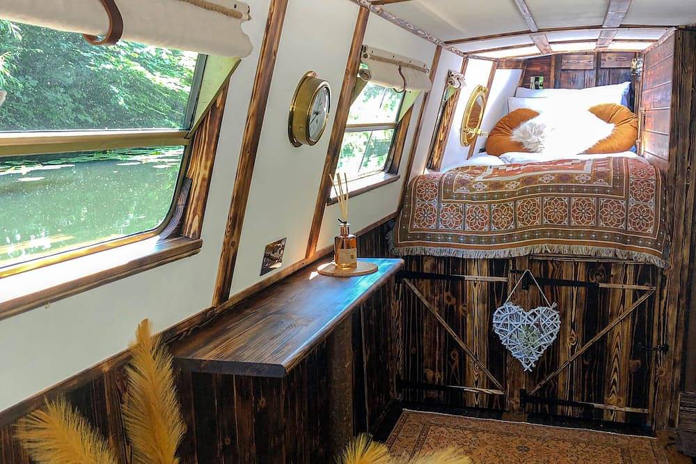Snug 30ft Narrowboat With Indoor Fireplace in East Dunbartonshire