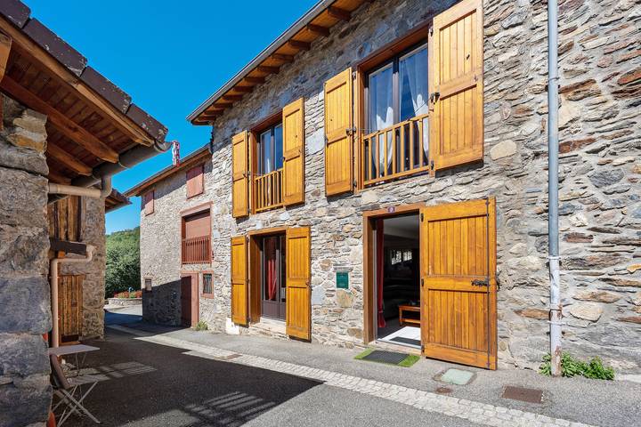 Cottage 'Gite Du Treuil' with Mountain View and Wi-Fi in Ignaux, French Pyrenees