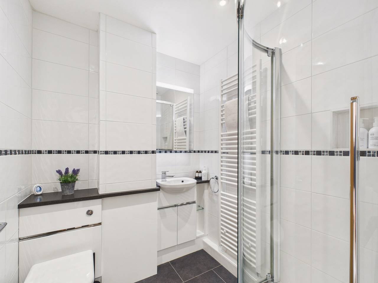 Entire holiday apartment, Central Bowness 2-Bed Apt, Sleeps 4 with Parking in Bowness-on-Windermere, Lake District