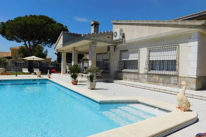 Villa for 13 people, with Balcony and Garden in La Zenia