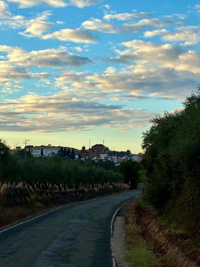 Casa rural para 13 personas, con jardín además de vistas y piscina, Se admiten mascotas en Cazalla de la Sierra - 2