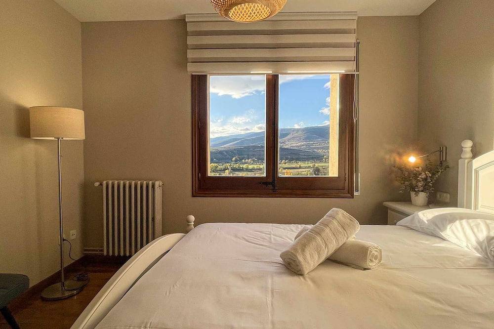 Entire apartment, Puigcerdà Cal Gatesques 1 in Puigcerdà, Catalan Pyrenees