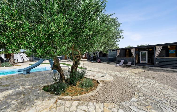 Location de vacances pour 5 personnes, avec piscine ainsi que terrasse et jardin, adapté aux familles à Pirovac - 2