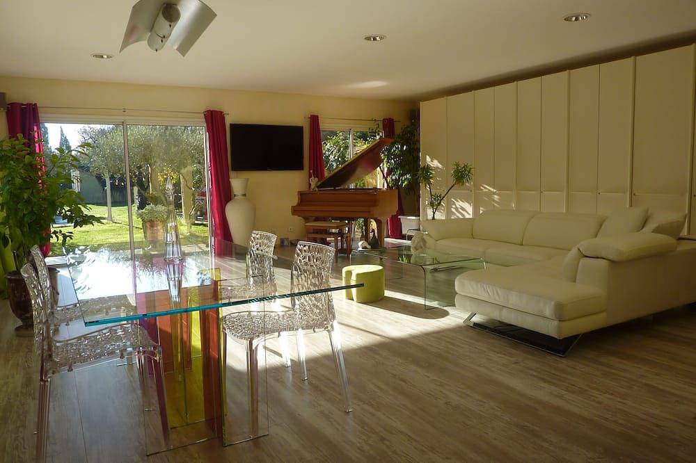 Superb villa 10 minutes from Avignon, not overlooked in Sorgues, Vaucluse