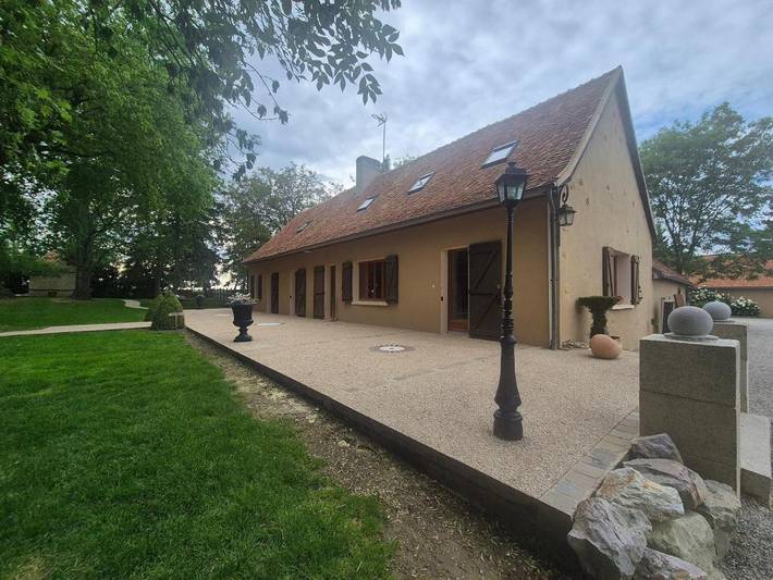 Gîte pour 20 personnes, avec terrasse et jardin, animaux acceptés dans René