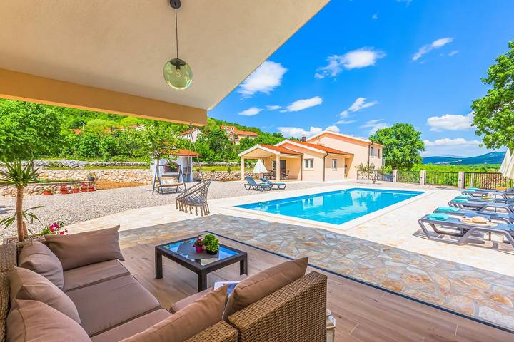Villa für 8 Personen, mit Balkon/Terrasse und Garten sowie Pool in Split-Dalmatien