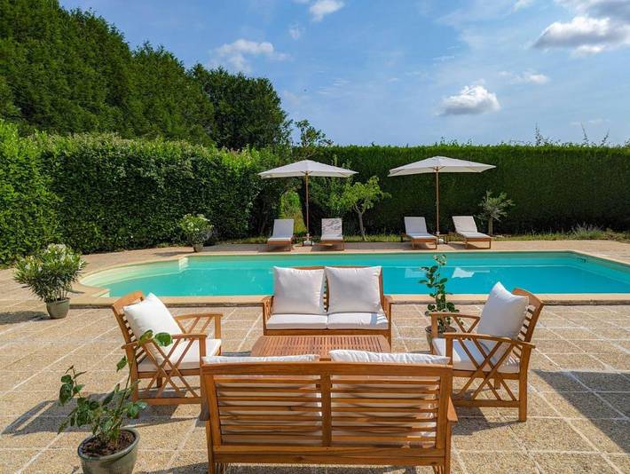 Location de vacances pour 18 personnes, avec piscine ainsi que jardin et terrasse à Josnes