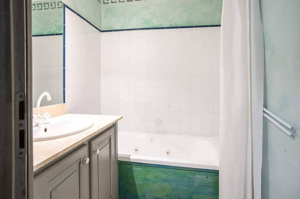 Entire apartment, Villa in Grimaud near Tennis Court & Pool in Montbrun-les-Bains, Nyons region