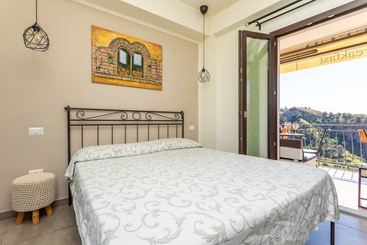 'Sambuco Junior Suite' Room with Private Balcony, Sea View, Wi-Fi and Air Conditioning in Savoca, Messina Provinsen