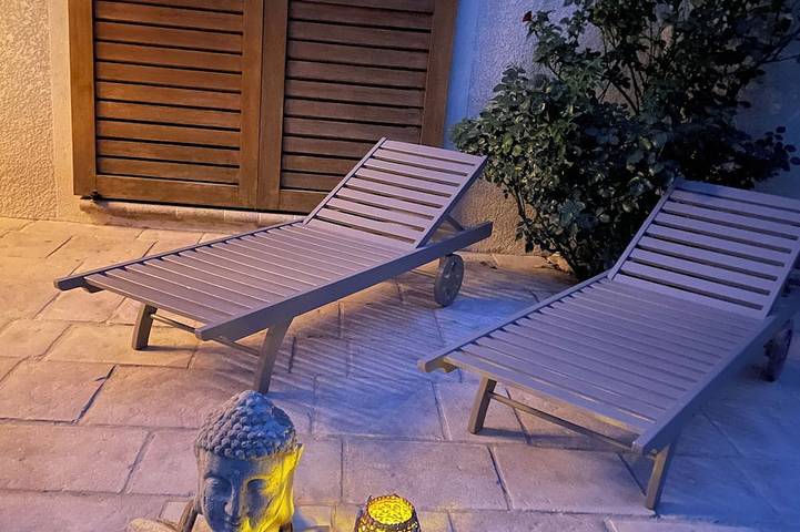 Charming house, Zen atmosphere in the garrigue, Private heated pool & Jacuzzi in Castillon-du-Gard, Nimes region