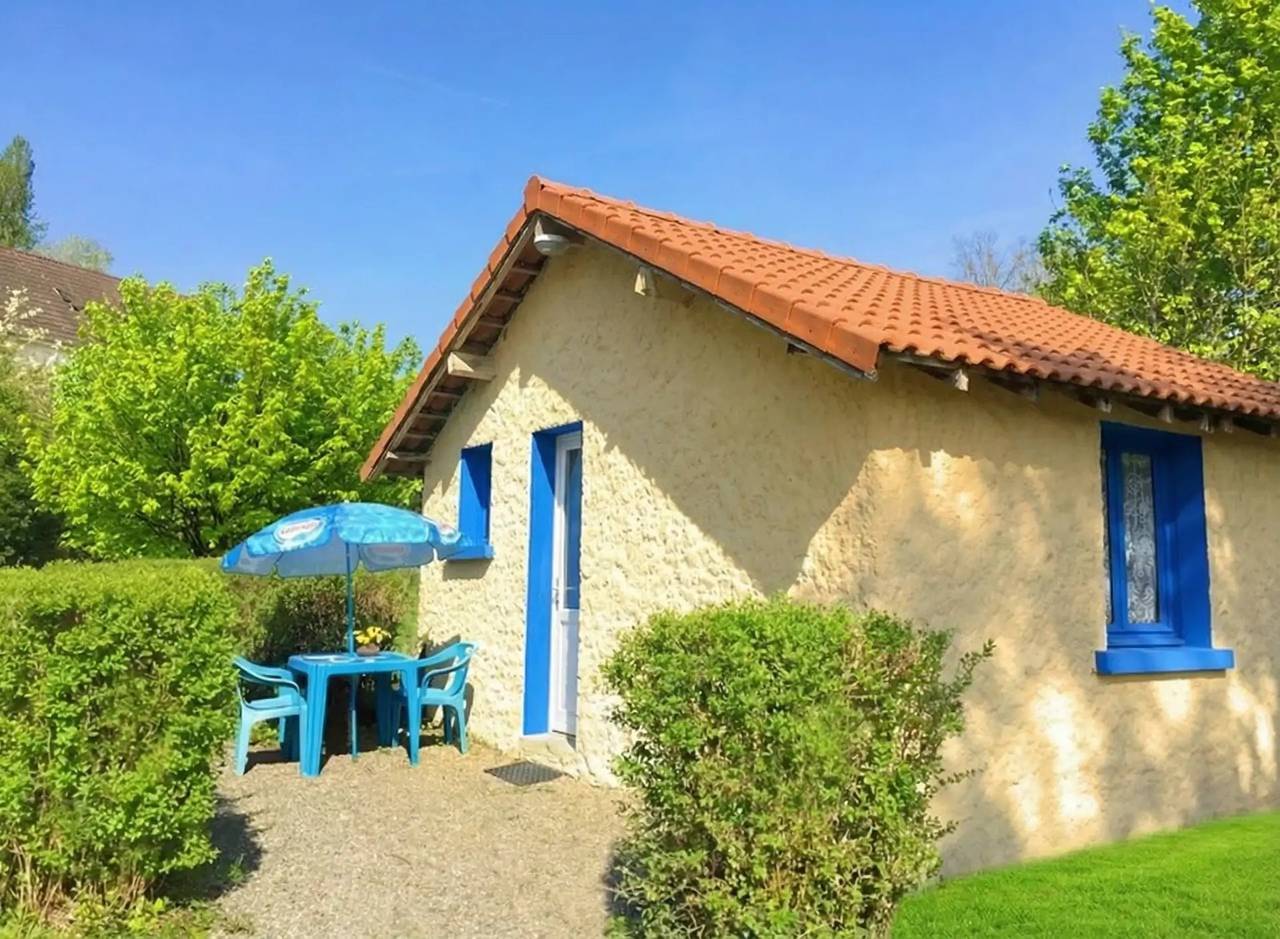 Zecamping 3 étoiles espace aquatique toboggans locatif Tv 20m2 2 pers in Saint-Honoré-les-Bains, Parc naturel régional du Morvan
