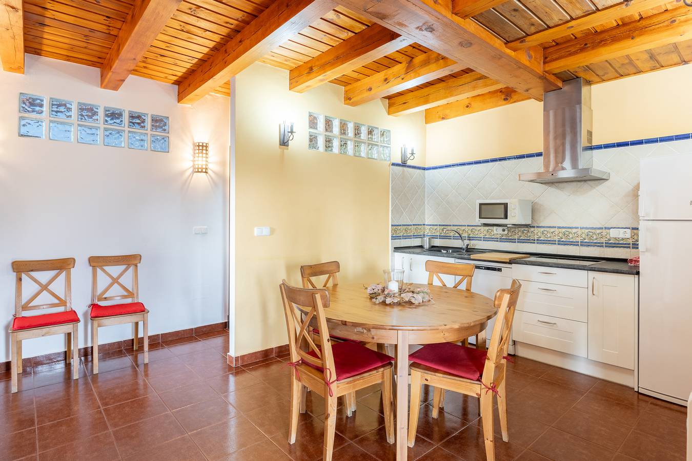 Apartamento entero, Apartamento 'Casa Baja' con piscina compartida, terraza privada y Wi-Fi in Fresnedillas de la Oliva, Provincia de Madrid