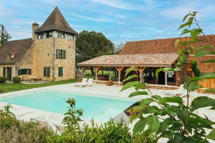 Location de vacances pour 16 personnes, avec jacuzzi et terrasse ainsi que piscine et jardin à Journiac