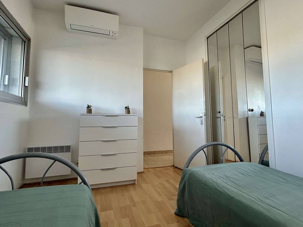 Entire apartment, 2-Room Apartment with Air Conditioning, Sleeps 4, 100m from the Beach in Villeneuve-Loubet Plage, Villeneuve-Loubet