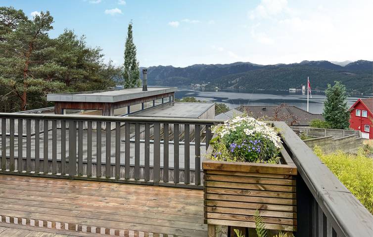 Ferienhaus für 8 Personen mit Terrasse in Flekkefjord