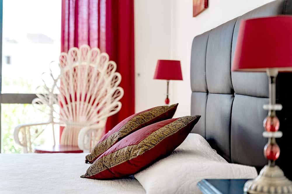 Stylish 3-Bed Villa in Carvoeiro with Heated Pool & Sunset Roof Terrace in Carvoeiro, Lagoa