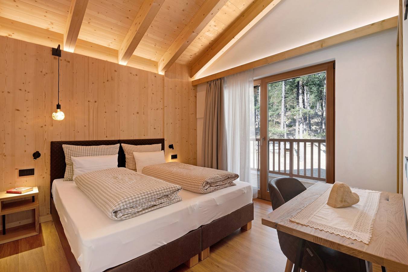 Entire apartment, Apartment 'Les Ciases Chalets Dolomites Apt 5' with Private Terrace, Balcony and Wi-Fi in San Vigilio di Marebbe, Mareo