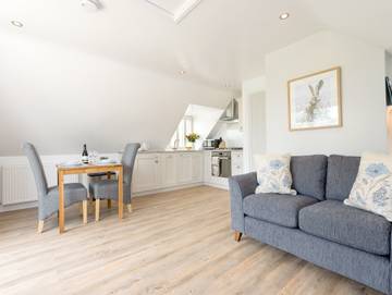 Log Cabin for 2 People in The Cotswolds, South West England, Photo 4