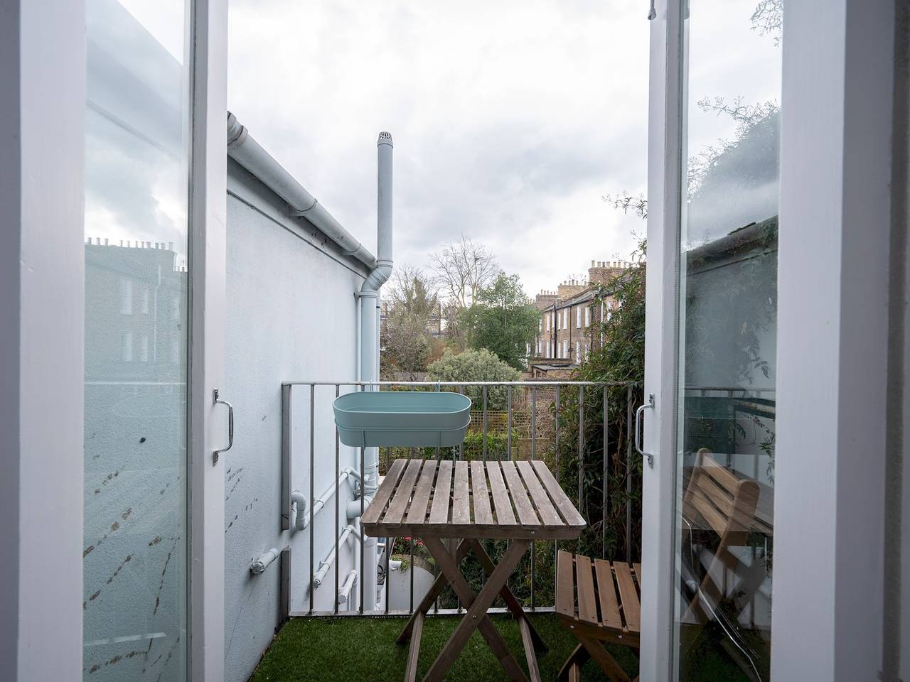 Airy 1850s Coach House with Private Balcony - Pass the Keys in Hackney, London