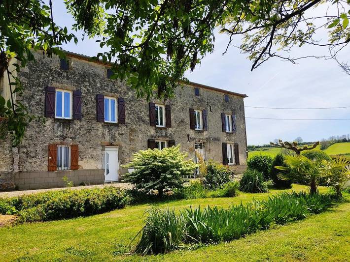 Location de vacances pour 4 personnes, avec Terrasse ainsi que Jardin et Vue à Saint-Sève