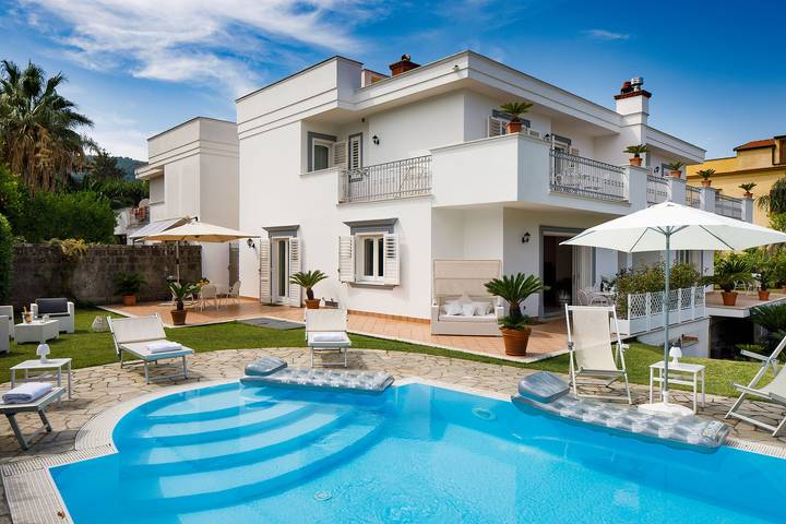 Amore Rentals - Villa Lia con Piscina Privata, Giardino e Parcheggio in Sant'Agnello, Provincia de Nápoles