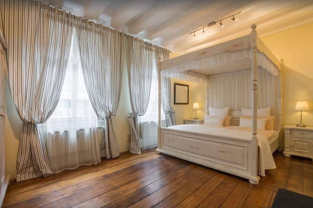 Entire apartment, Design Apartment 1 with a canopy bed, Wi-Fi, satellite TV, first floor. in Monschau, Naturpark Hohes Venn-Eifel