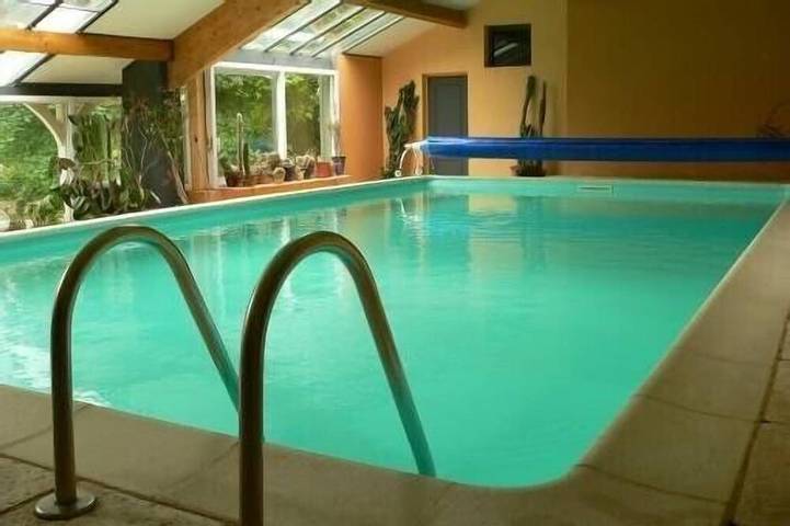 Gîte pour 18 personnes, avec Jacuzzi et Terrasse ainsi que Jardin et Sauna à Semezanges