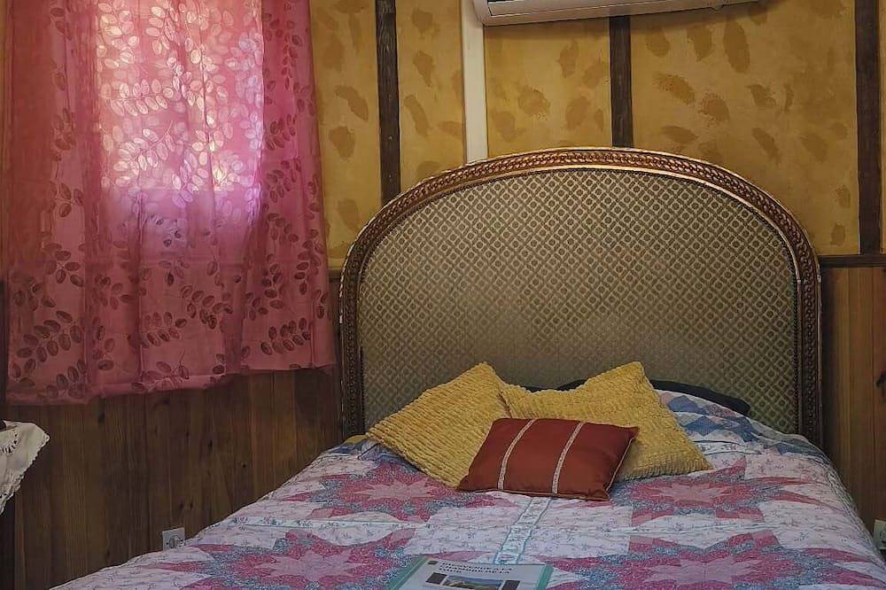 Chambre de la tour du bois noir in Milhac, Quercy