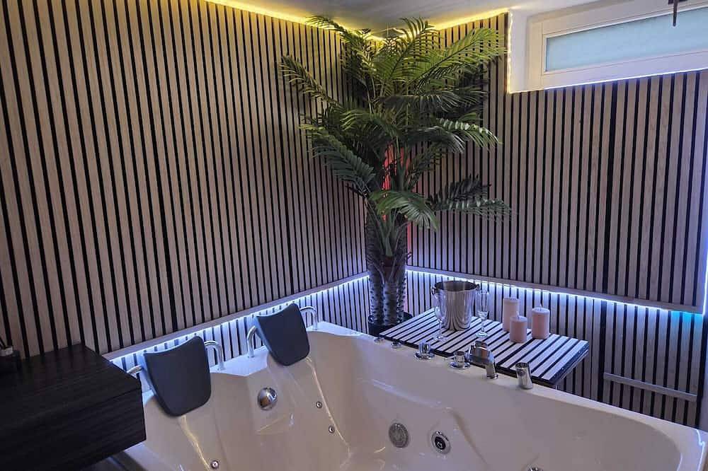 Geheel appartement, Loveroom Waterloo - Romantic Suite with Jacuzzi & Sauna near Brussels in Waterloo, Waals-Brabant