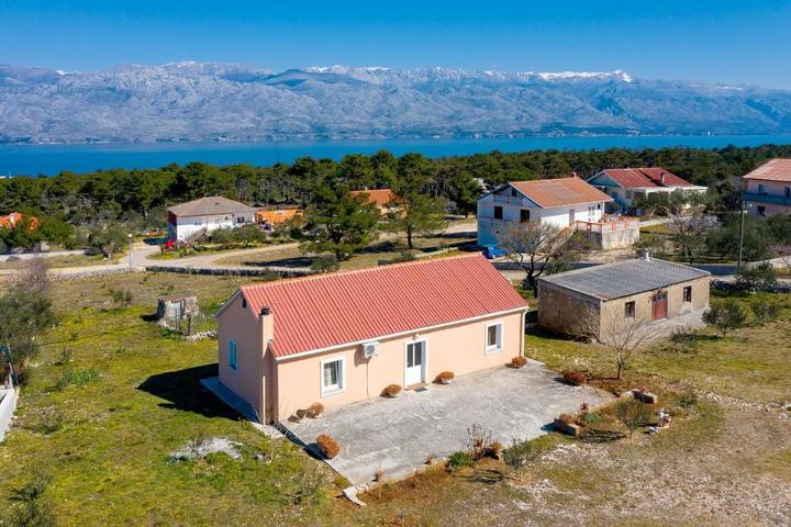 Ferienhaus für 6 Personen, mit Terrasse und Garten sowie Ausblick in Razanac