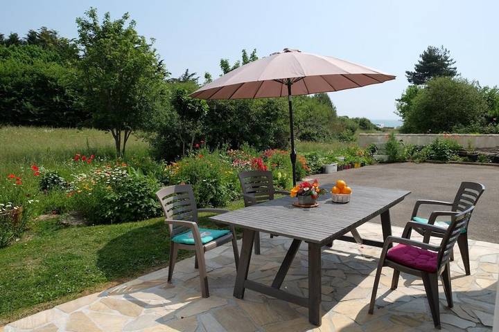 Location de vacances pour 4 personnes, avec Terrasse ainsi que Jardin et Vue dans Le Portmain