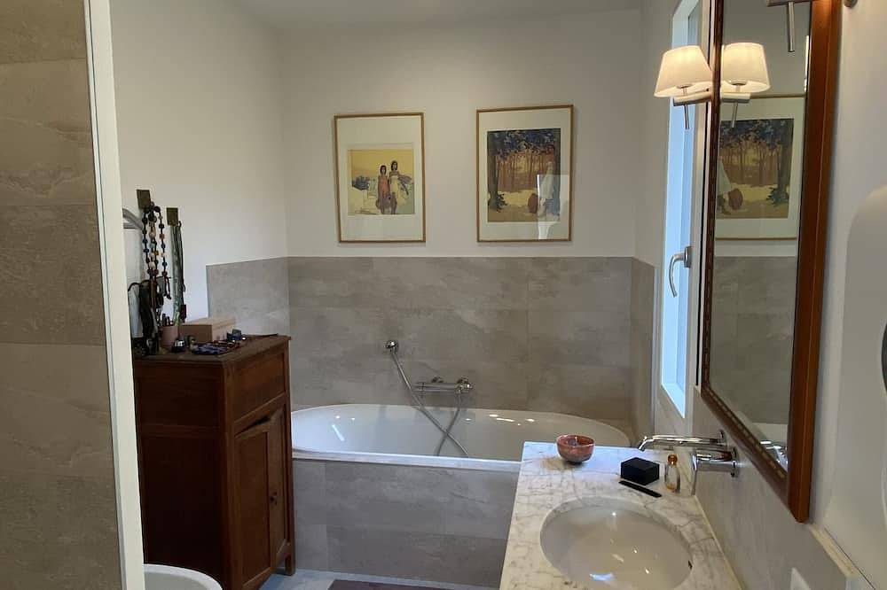 Bright architect-designed house, quiet, bioclimatic construction, river terrace in Goudargues, Nimes und Umgebung