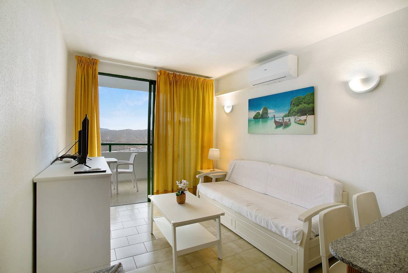 Entire apartment, Vacation Home 'Casa Puerto Rico' with Sea View, Shared Pool, Balcony & Wi-Fi in Playa Amadores, South Gran Canaria