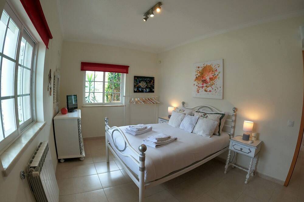 Ganze Wohnung, Marisol, wonderfull T4 duplex w/ pool & garden, Caparica, Almada, Lisbon in Aroeira, Corroios