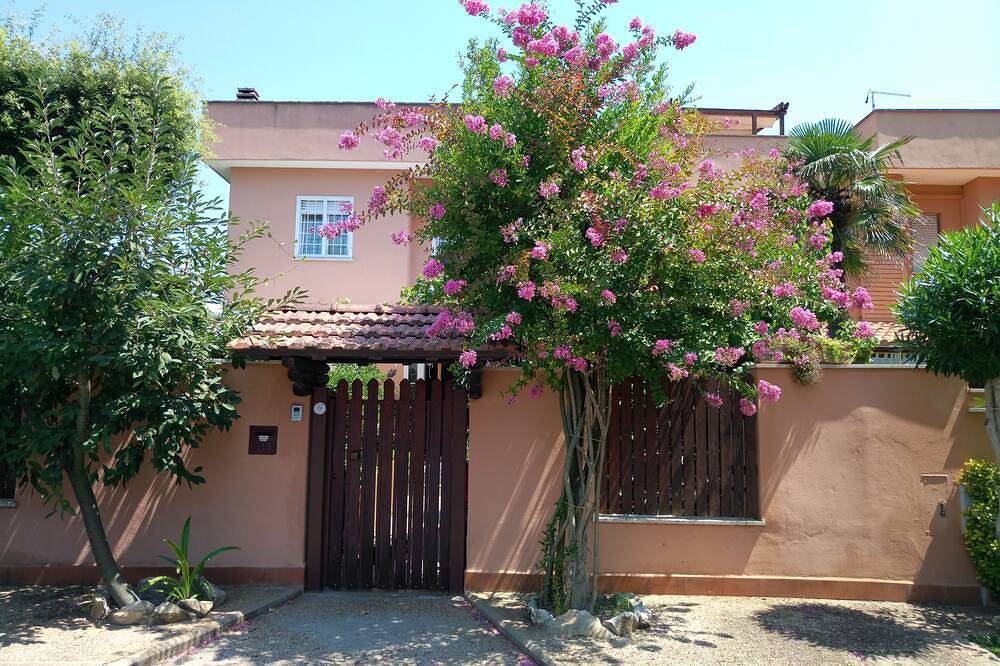 The beach house a stone's throw from the center of Rome and 20 min. from Fco airport in Fregene, Rome Province
