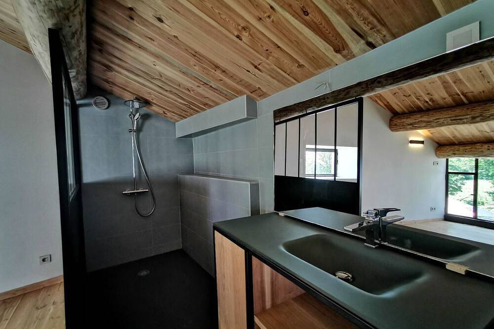 Casa rural luminosa con piscina y zonas de descanso en plena campiña in Saint-Étienne-Lardeyrol, Macizo Central