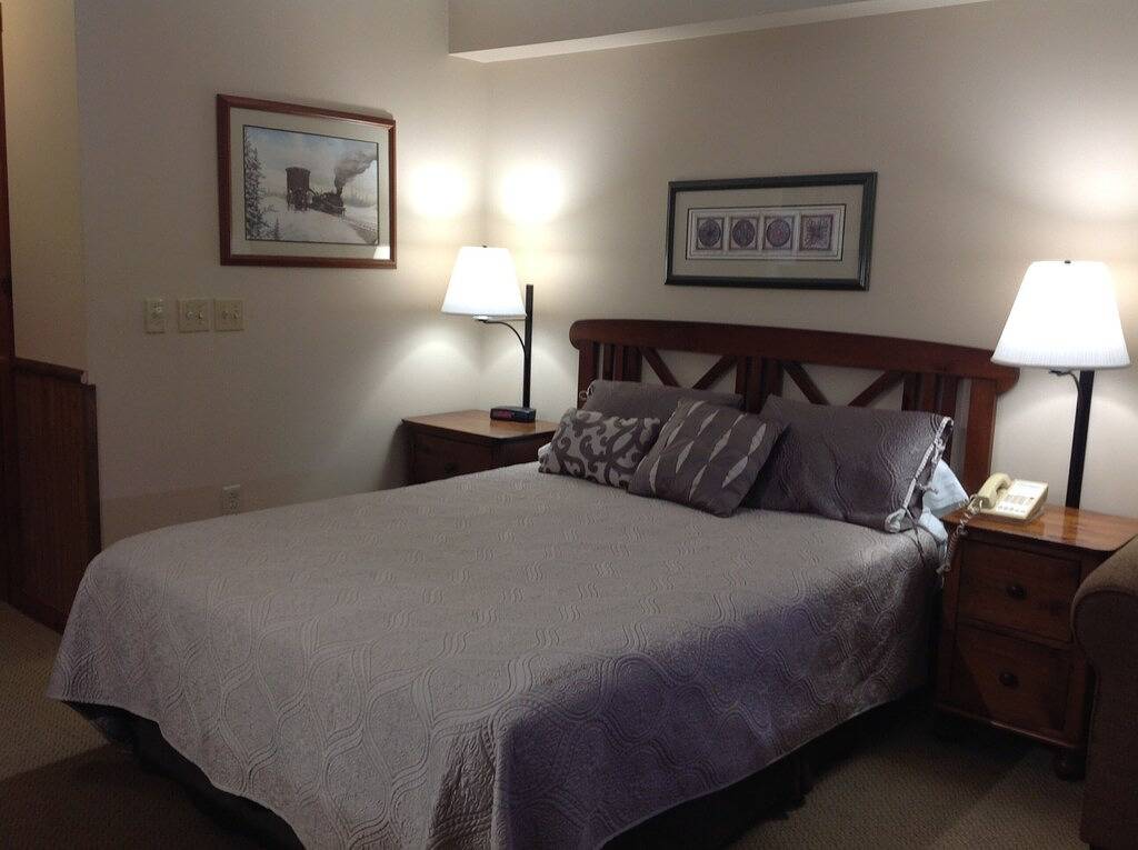 Ganze Wohnung, Rimfire Lodge - Deluxe Studio mit voll ausgestatteter Küche für 4 Personen in Snowshoe, Greenbrier River