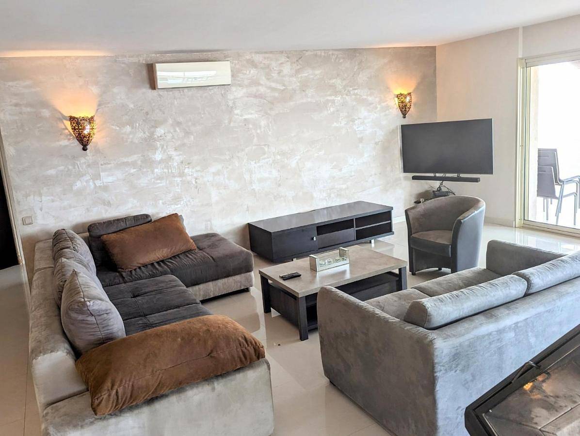 Appartement entier, Haut de villa avec piscine in Le Broc, Côte méditerranéenne (France)