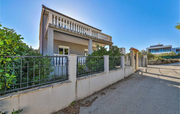 Gemütliche Ferienwohnung mit Pool und Terrasse, 500 m vom Strand Uvala Bočići entfernt in Okrug Gornji, Ciovo