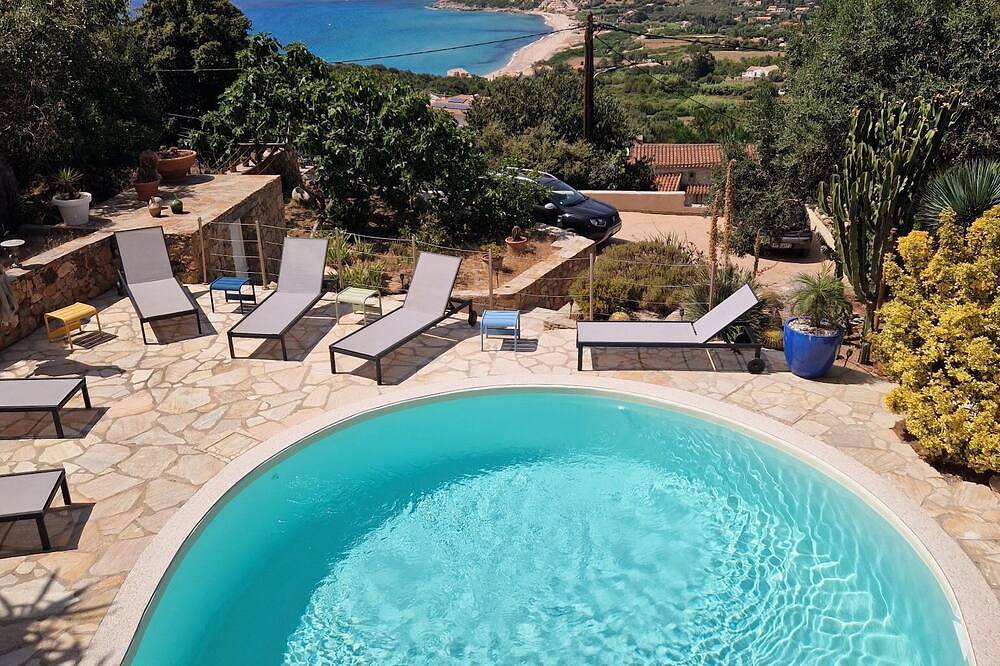 Villa con vistas al mar y piscina privada. in Cargèse, Parc naturel régional de Corse