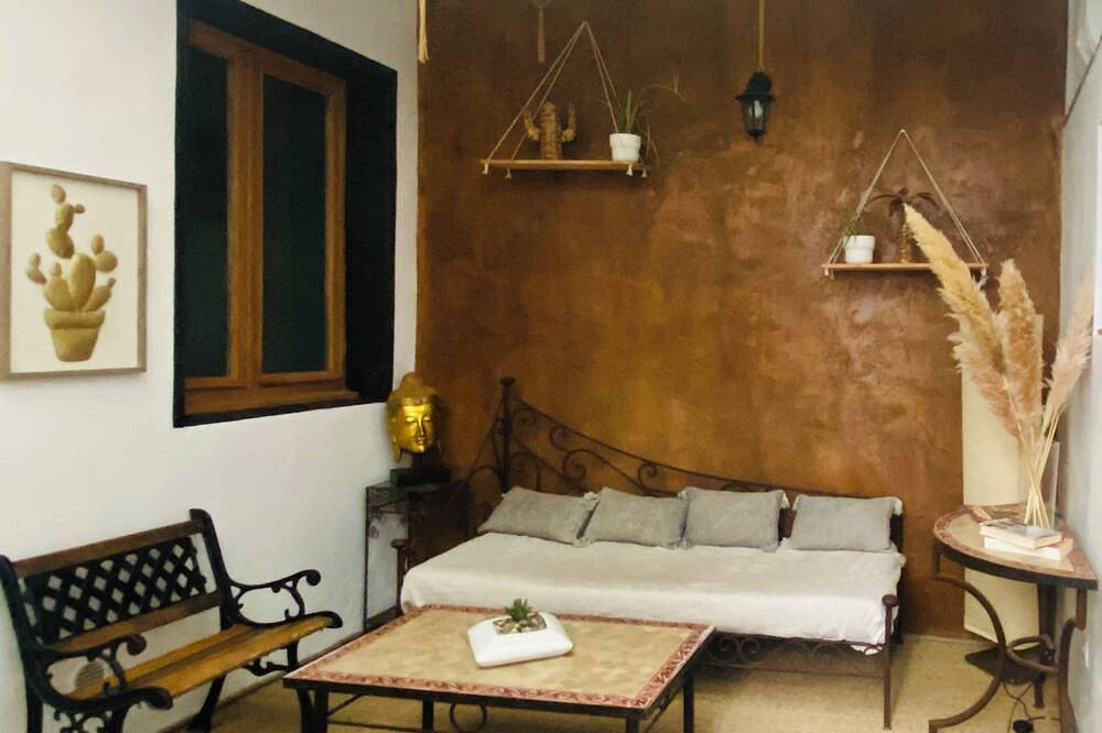 Private guest room with en-suite bathroom and separate patio entrance in Béziers, Côte d'Améthyste