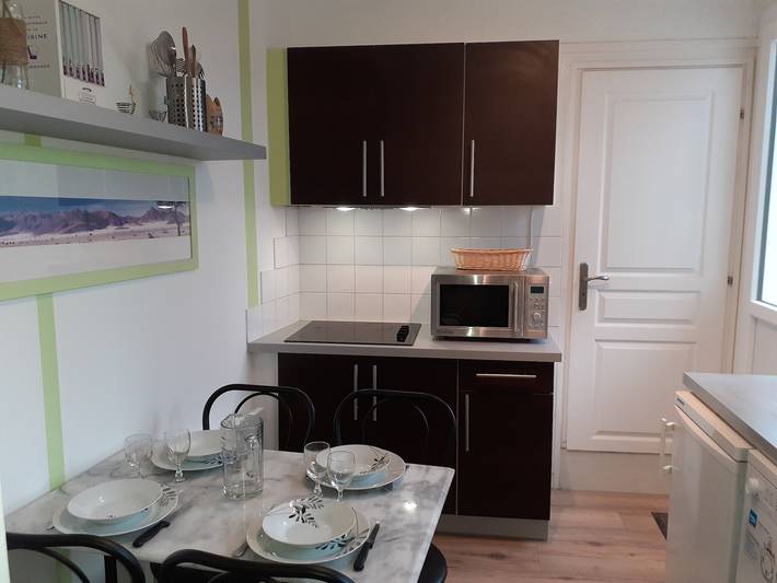 Apartamento entero, Apartamento cómodo con vistas a la montaña, terraza privada y Wi-Fi in Argelès-Gazost, Pirineos franceses