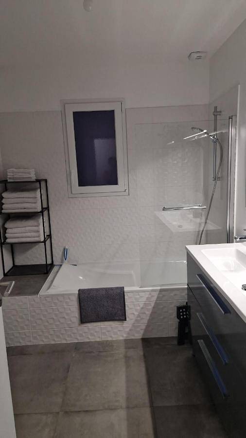 Location de vacances pour 4 personnes, avec terrasse ainsi que vue et jardin à Bully - 2