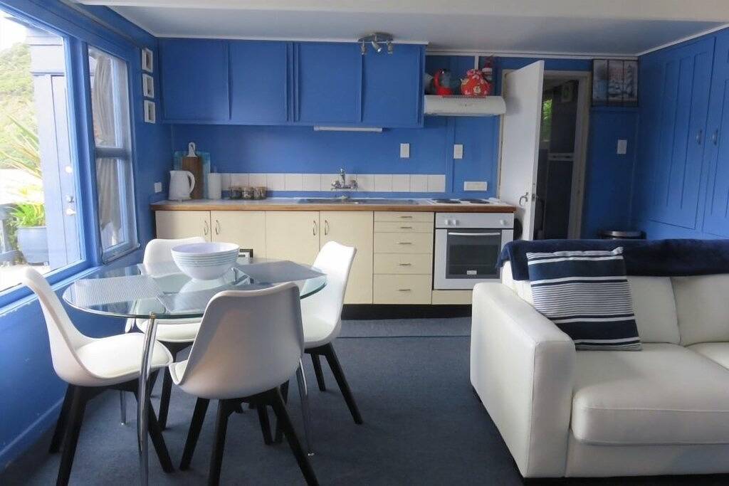 Ganze Wohnung, Waterfront ~ Beachfront Lower Apartment in Coromandel, Waikato