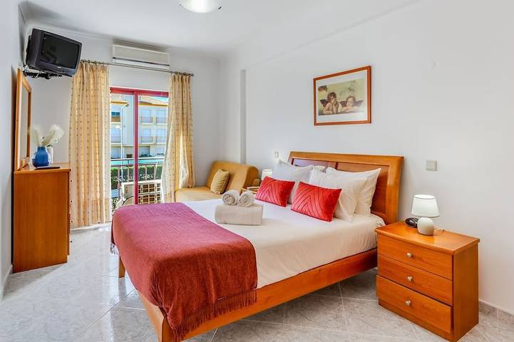 Ganze Wohnung, Serene Apartment W/ Balcony and Pool by LovelyStay in Quarteira, Faro Distrikt