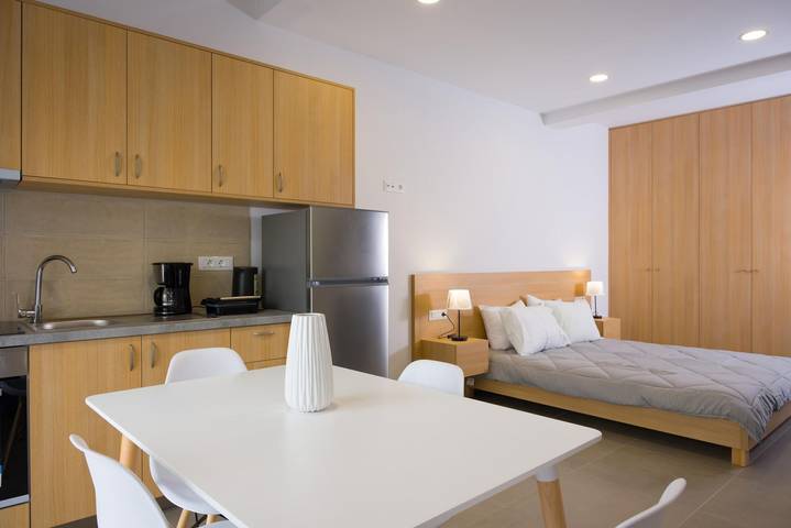 Gîte pour 5 personnes, avec terrasse et jardin, adapté aux familles à Agios Nikolaos - 2