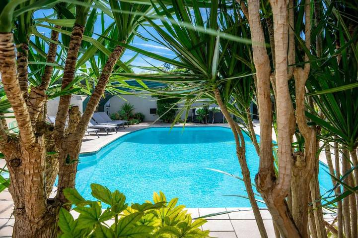 Appart’hôtel pour 2 personnes, avec Terrasse et Jacuzzi ainsi que Jardin et Piscine